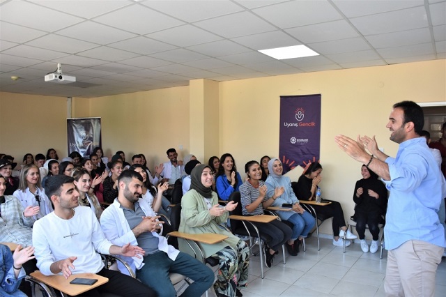 Akademi Lise öğrencilerine motivasyon semineri