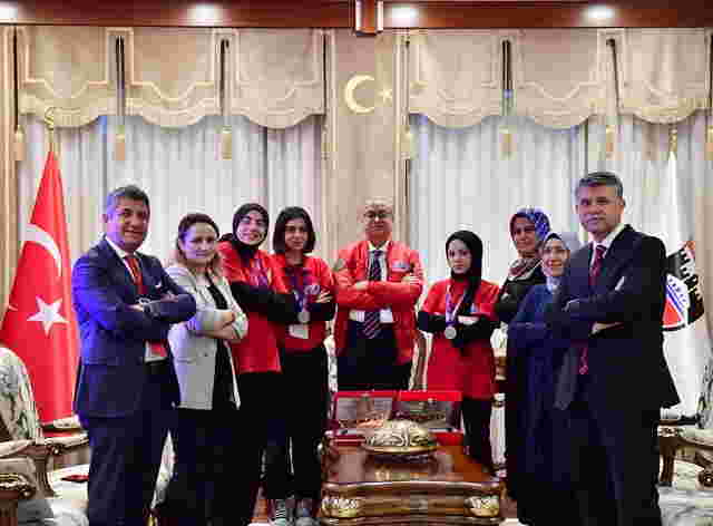 Diyarbakır Valisi Ali İhsan Su, TEKNOFEST’te Derece Elde Eden Gençlerle Buluştu