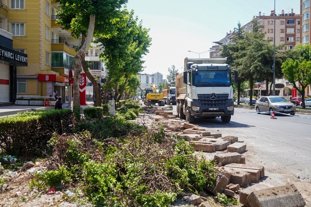 Diclekent Bulvarı’nda kaldırımlar yenileniyor