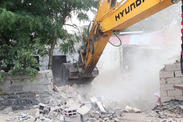 Kayapınar Belediyesi Ağır Hasarlı Evleri Yıkıyor