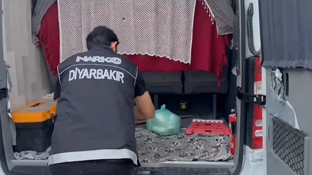 Araçta yapılan aramada 9 kilo 500 gram uyuşturucu ele geçirildi