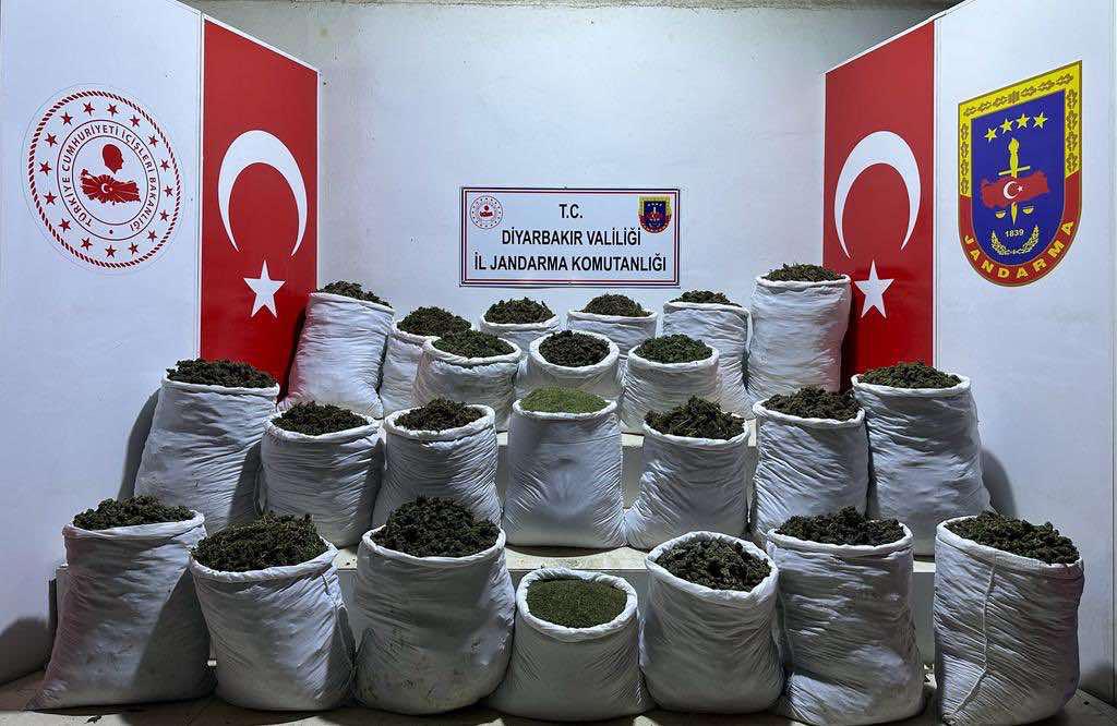 Diyarbakır’da 435 kilogram esrar, 632 bin 120 kök esrar bitkisi ele geçirildi