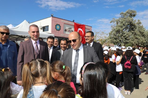 Genel Sekreter Çiftçi öğrencilerle Hayvan Bakım Evi’ni ziyaret etti