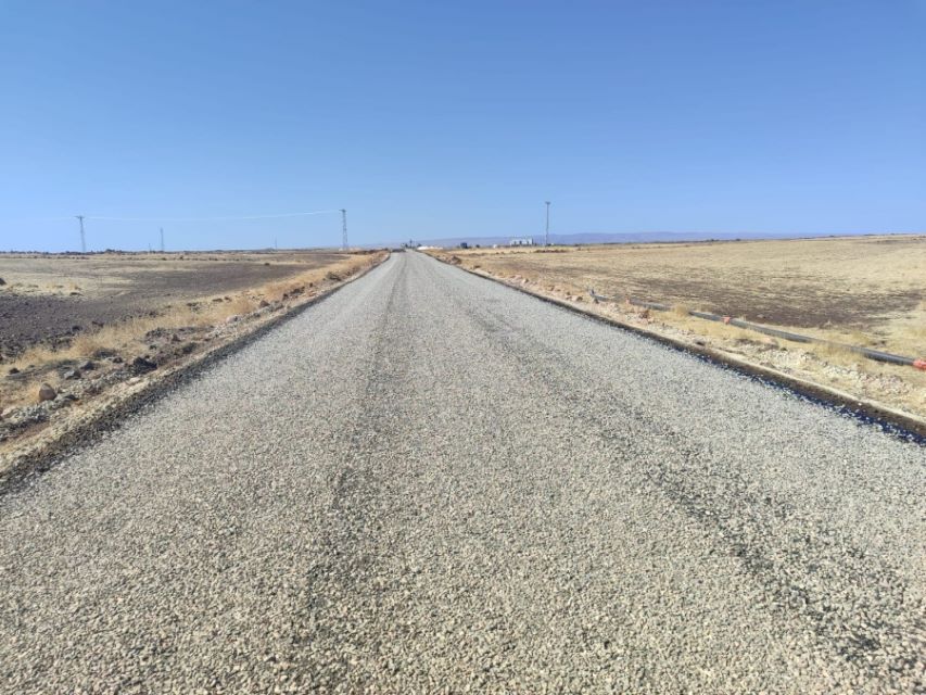 Kırsal mahallelerde yol çalışmaları sürüyor