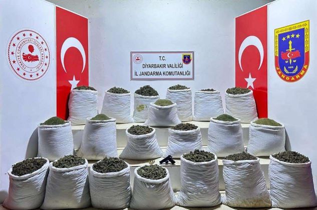 Diyarbakır’da 914 kilogram esrar, 7 bin 350 kök kenevir bitkisi ele geçirildi