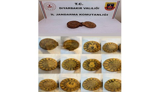 Diyarbakır’da bin 400 yıllık altın yazmalı dini motifli kitap ele geçirildi
