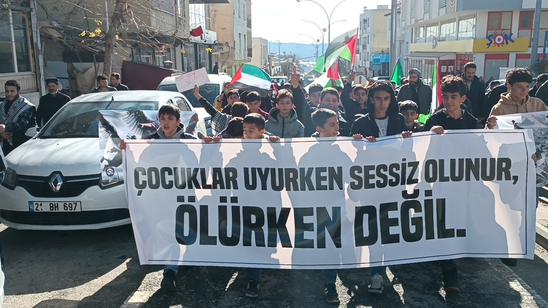 Dicle İlçesinde çocuklardan Gazze’ye destek yürüyüşü