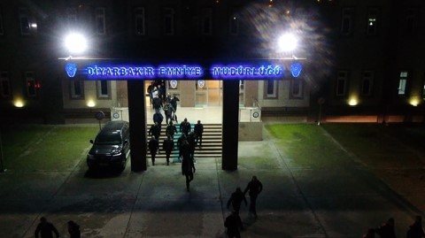 DİYARBAKIR POLİSİNDEN YASADIŞI BAHİSÇİLERE TERS KÖŞE OPERASYONU: 9 TUTUKLAMA