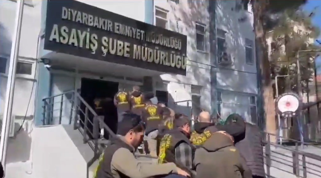 “Sazan Sarmalı” yöntemi ile dolandırıcılık yapan çete çökertildi: 20 tutuklama