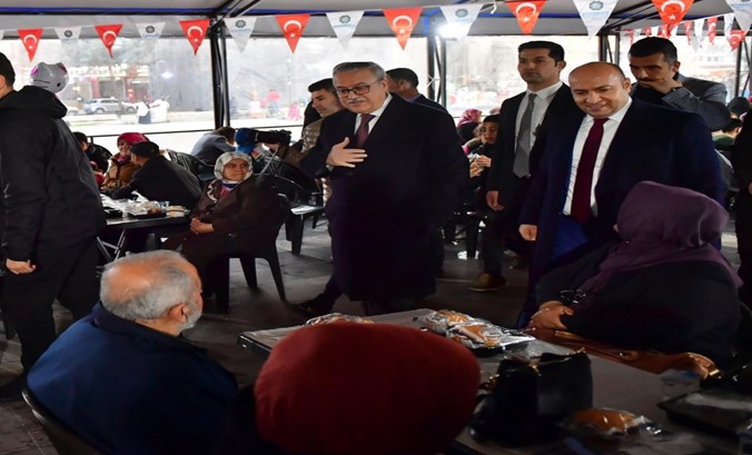 Vali Ali İhsan Su vatandaşlarla iftarını açtı