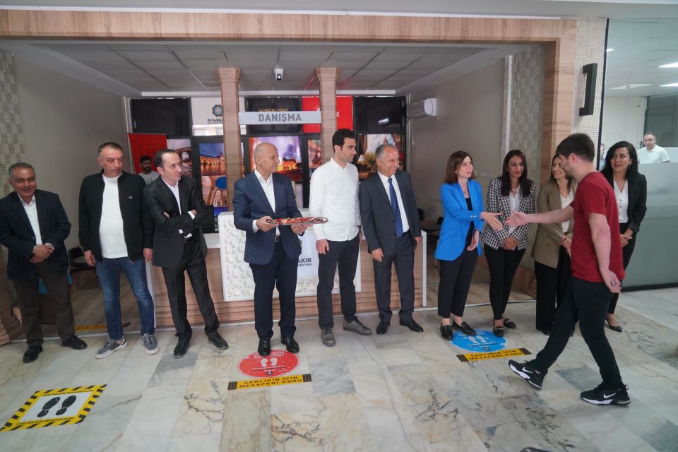 Eşbaşkan Bucak personeli karşıladı