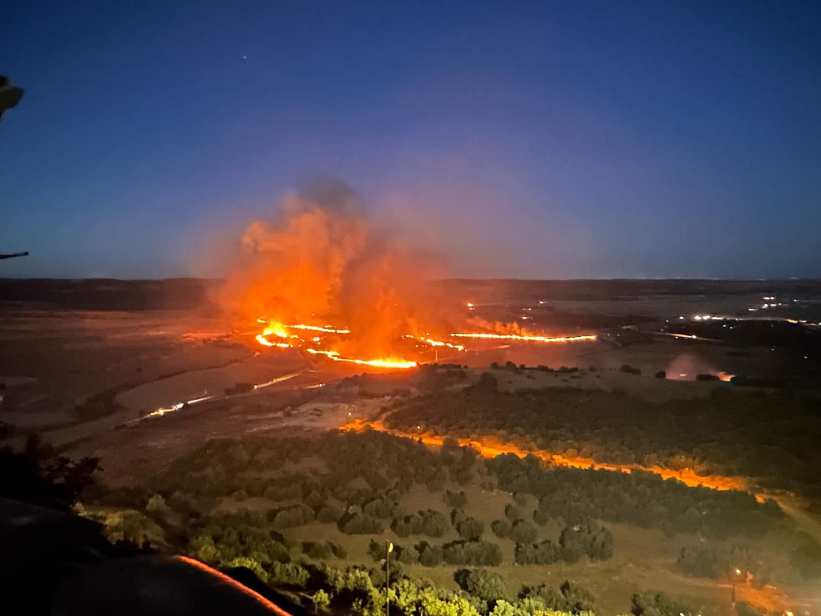 Hani’de rüzgarın etkisiyle anız ve ekili alana sıçrayan yangın söndürüldü