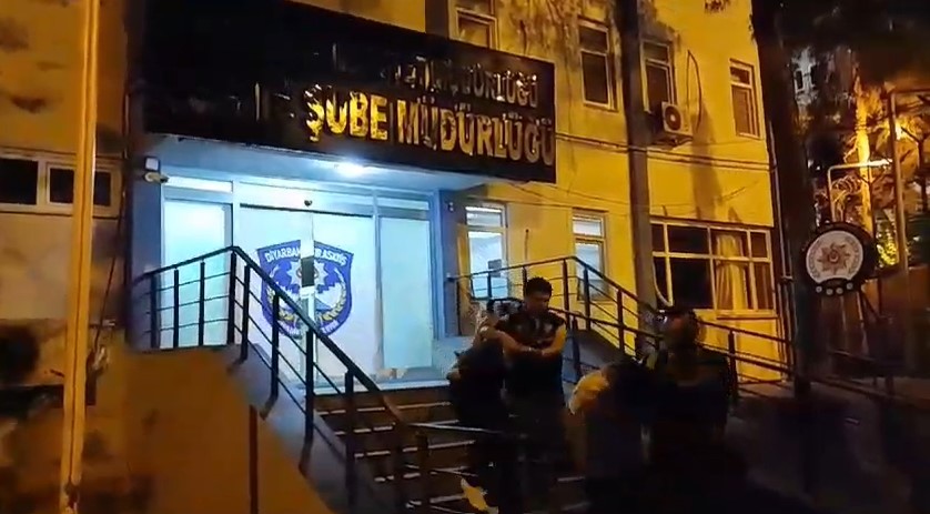 DİYARBAKRIR’DA BİR OTEL VE KAFEYE SİLAHLA ATEŞ EDEN ŞÜPHELİ YAKALANDI