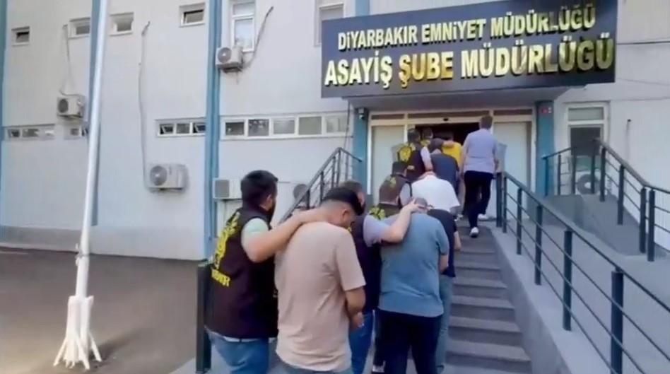 DOLANDIRICILARA DİYARBAKIR MERKEZLİ 7 İLDE SEKTE OPERASYONU: 26 TUTUKLAMA