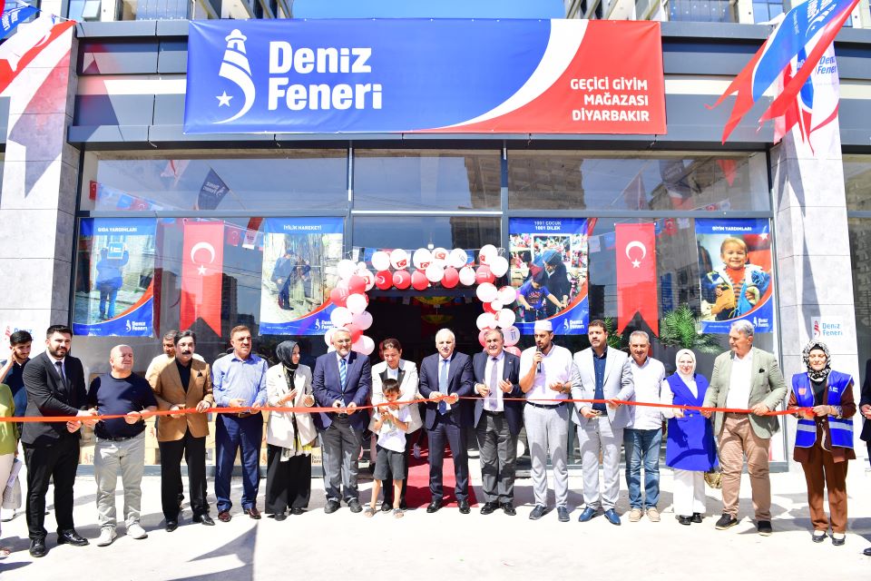 Diyarbakır’da Deniz Feneri Derneği’nin Geçici Giyim Mağazası Açıldı