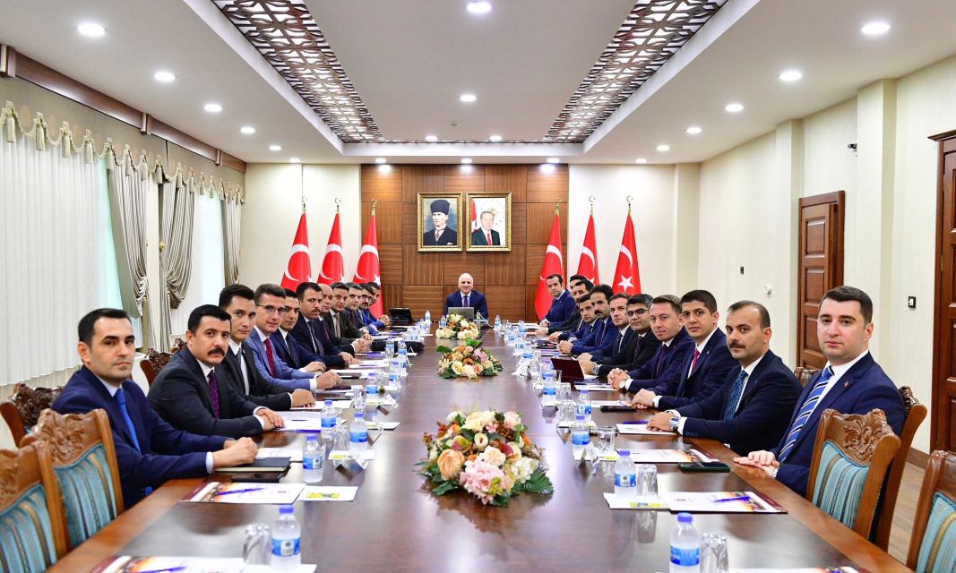 Vali Zorluoğlu başkanlığında Vali Yardımcıları ve Kaymakamlarla Değerlendirme Toplantısı yapıldı
