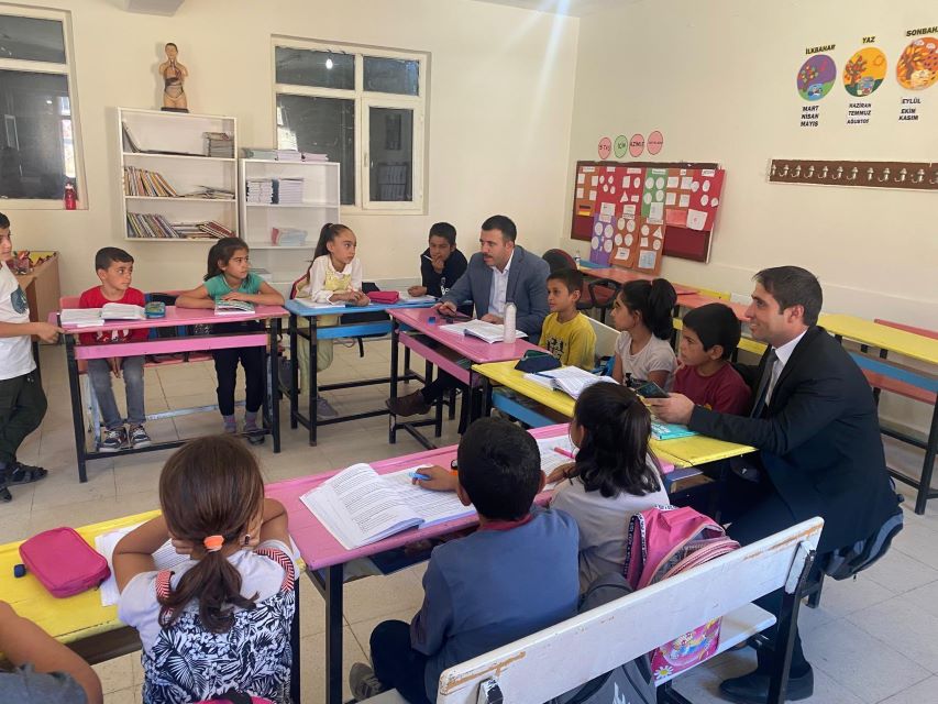 Dicle Kaymakamı ve İlçe Milli Eğitim Müdürü’nden köy okullarına ziyaret