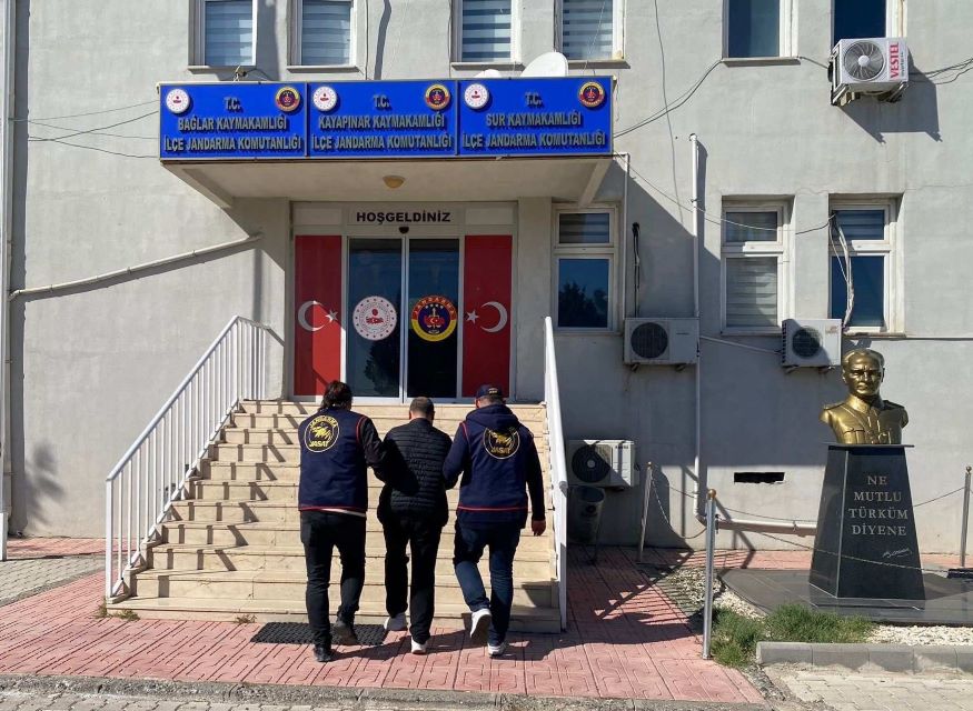 19 adet suç kaydı bulunan ve hakkında 53 yıl 8 ay kesinleşmiş hapis cezası olan şüpheli yakalandı