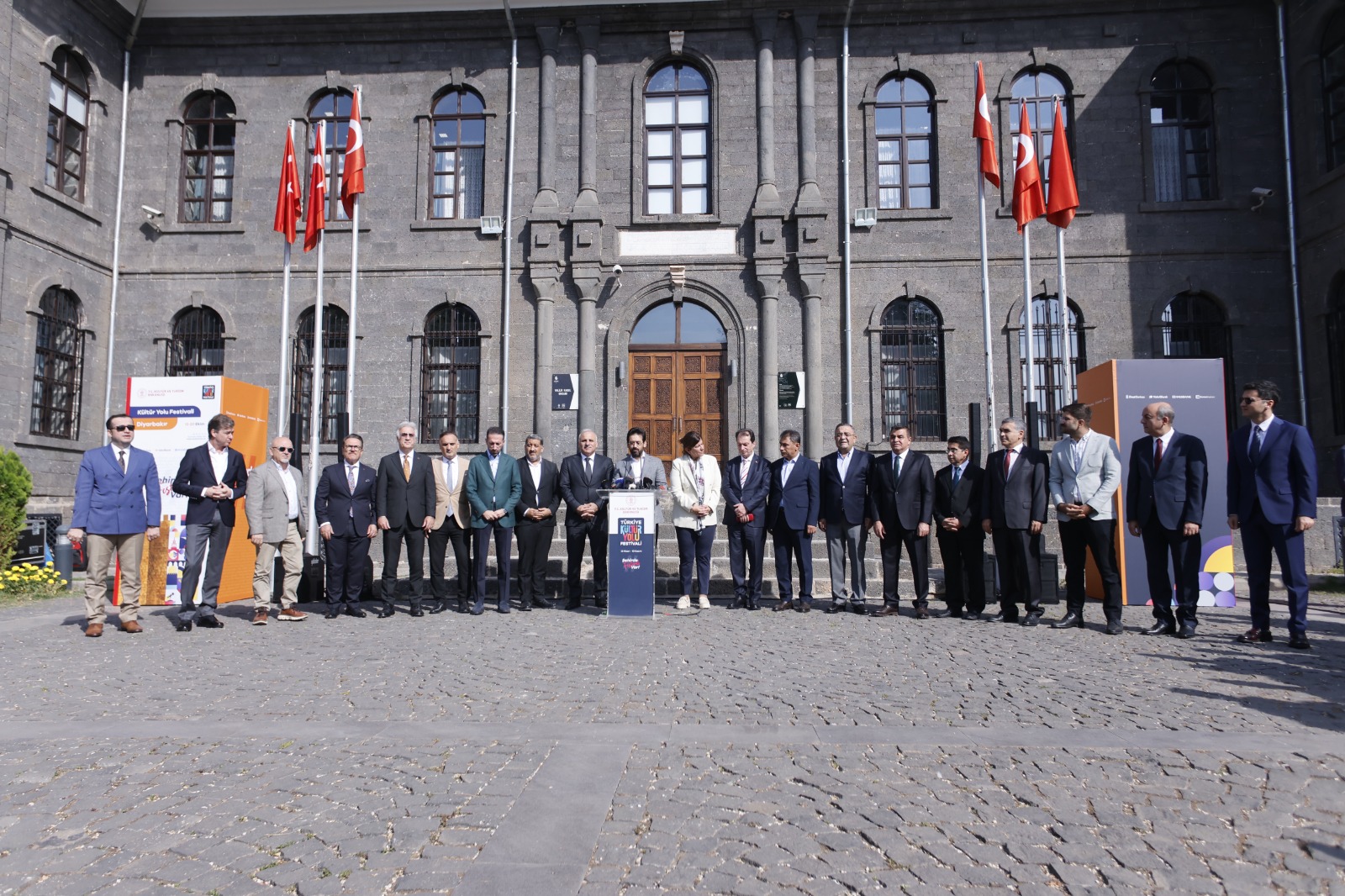 DİYARBAKIR KÜLTÜR YOLU FESTİVALİ TÜM COŞKUSUYLA BAŞLADI