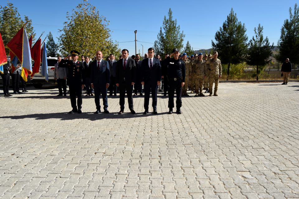 Dicle’de 29 Ekim Cumhuriyet Bayramı kutlamaları çelenk sunma töreniyle başladı