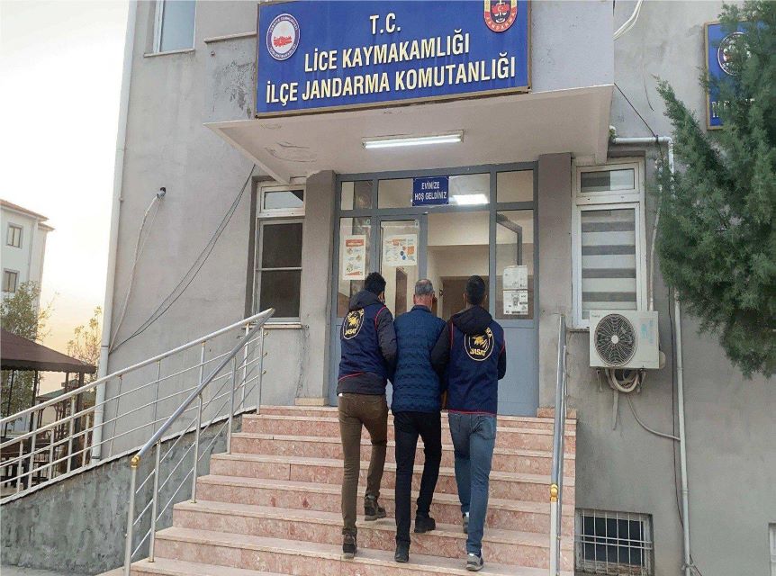 Aranan 2 şahıs jandarma tarafından yakalandı