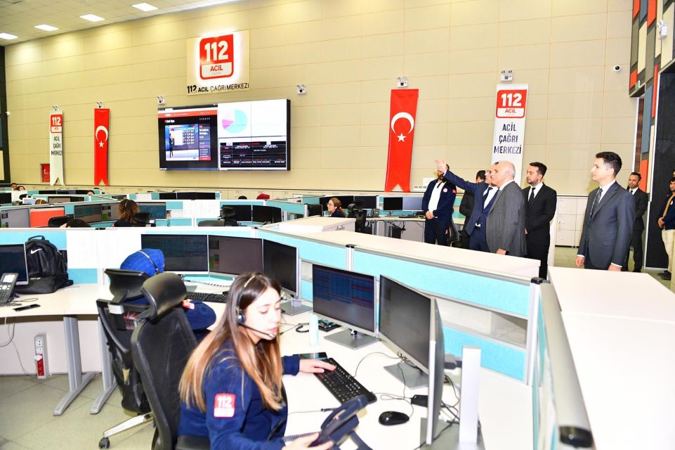 VALİ MURAT ZORLUOĞLU, DİYARBAKIR 112 ACİL ÇAĞRI MERKEZİNİ ZİYARET ETTİ