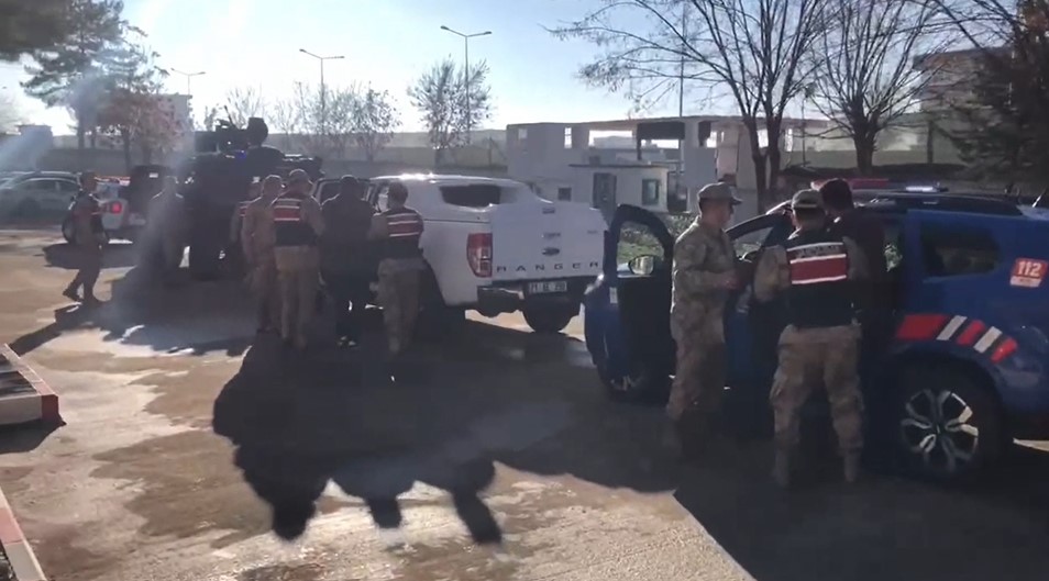 Diyarbakır’da terör operasyonunda yakalanan 4 şüpheliden biri savcılıktan, üçü adli kontrolle serbest bırakıldı