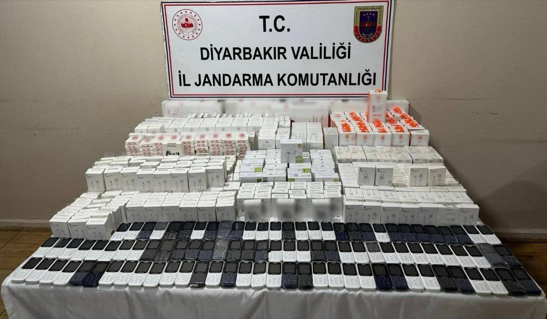 Durdurulan araçta yaklaşık 1 milyon 20 bin TL değerinde kaçak ürün ele geçirildi