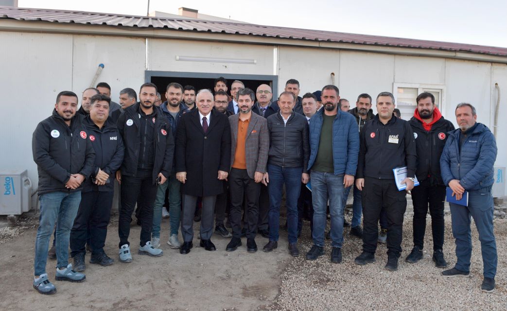 VALİ MURAT ZORLUOĞLU DEPREM KONUTLARI İNŞAAT ALANINDA İNCELEMELERDE BULUNDU