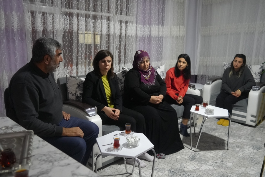 Eş Başkan Bucak, Rojin Kabaiş’in ailesini ziyaret etti