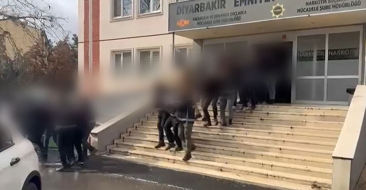 DİYARBAKIR MERKEZLİ 3 İLDE SİLAHLI ORGANİZE SUÇ ÖRGÜTÜNE OPERASYON: 12 TUTUKLAMA