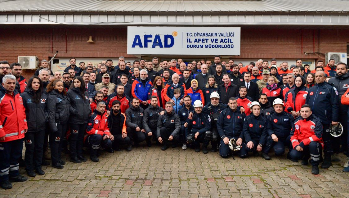 DİYARBAKIR’DA, 6 ŞUBAT DEPREMLERİNDE HAYATINI KAYBEDENLER İÇİN ANMA PROGRAMI DÜZENLENDİ