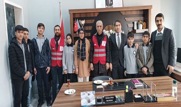 Kızılay ve İlçe Milli Eğitim Müdürlüğü’nden İmam Hatip Meslek yarışmasında dereceye giren Dicleli öğrencilere hediye