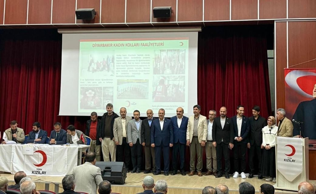 Diyarbakır Kızılay’da Bayrak Değişimi!