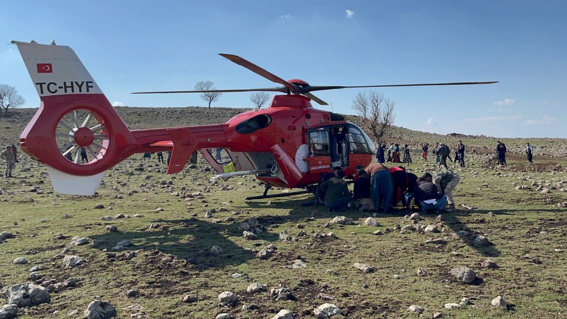 Diyarbakır’da Helikopter Ambulans Kırsal Alanda Yaralanan Hasta İçin Havalandı