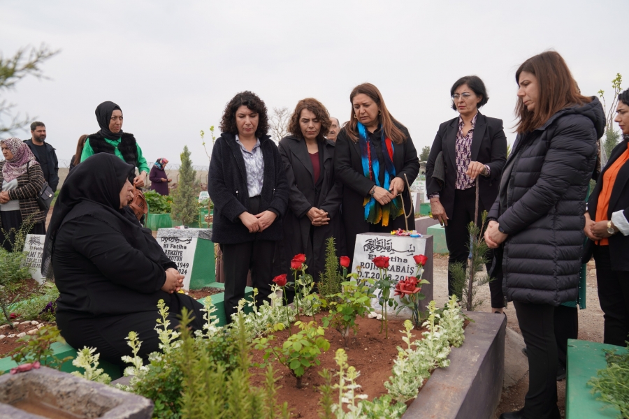 Eş Başkan Bucak’tan Rojin Kabaiş ve Narin Güran’ın mezarına ziyaret