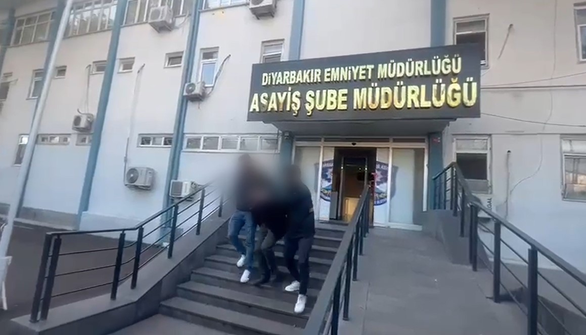 SOKAKTA GÖRDÜĞÜ KADINLARIN ARKASINDAN VİDEOLARINI ÇEKİP SOSYAL MEDYADAN PAYLAŞAN KİŞİ YAKALANDI