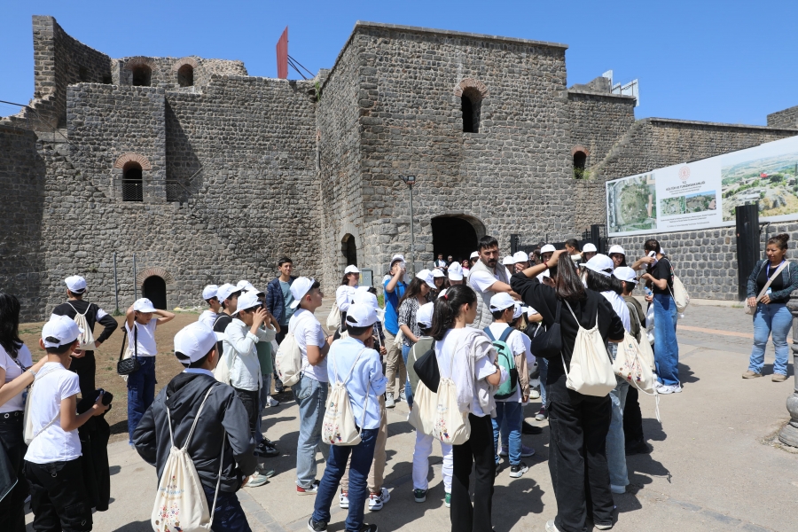 Çocuklar kentin tarihi mekanlarını gezdi