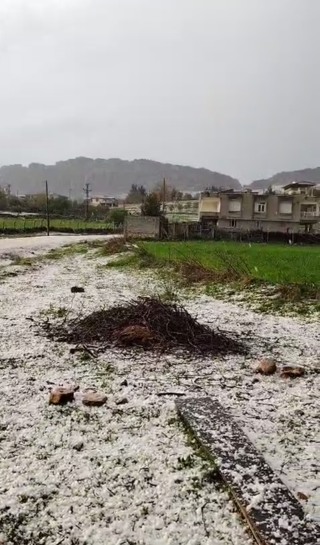 Dicle İlçesinde dolu yağışı etkili oldu