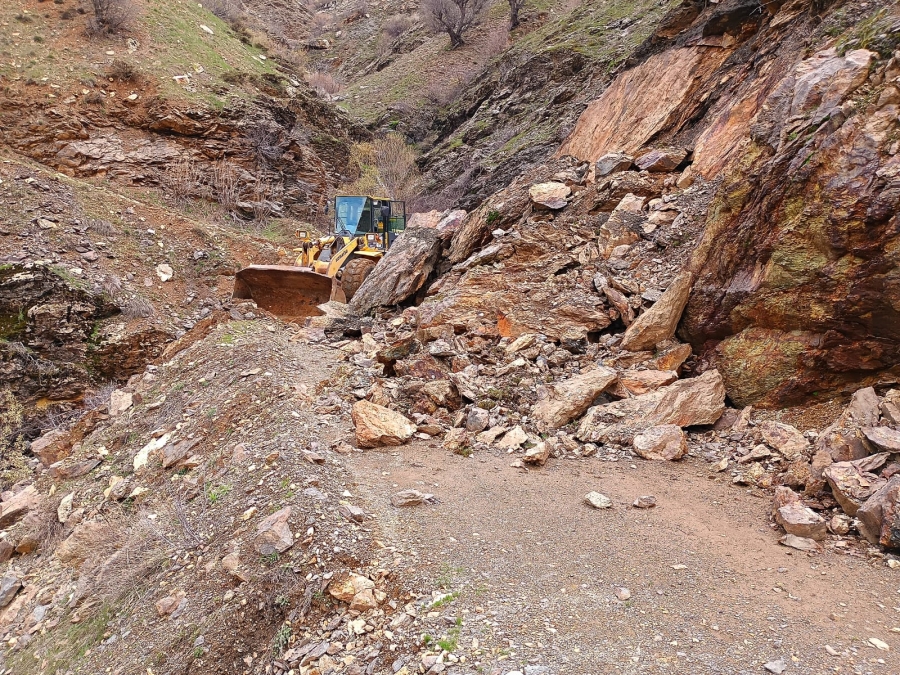 Kulp ilçesinin kırsal mahalle yollarında heyelan temizliği