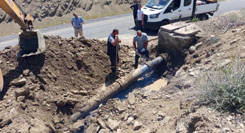 Dicle’nin Yokuşlu Mahallesi’nde meydana gelen içme suyu hattı arızası giderildi