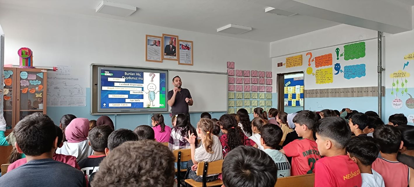 Dicle İlçesinde ortaokul öğrencileriyle bilim söyleşisi gerçekleştirildi