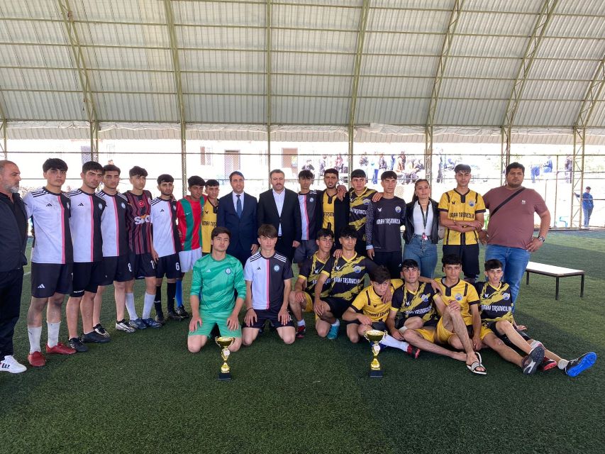 Dicle’deki liseler arası futbol turnuvası birincisi kupasını Kaymakam Yurdagül’den aldı