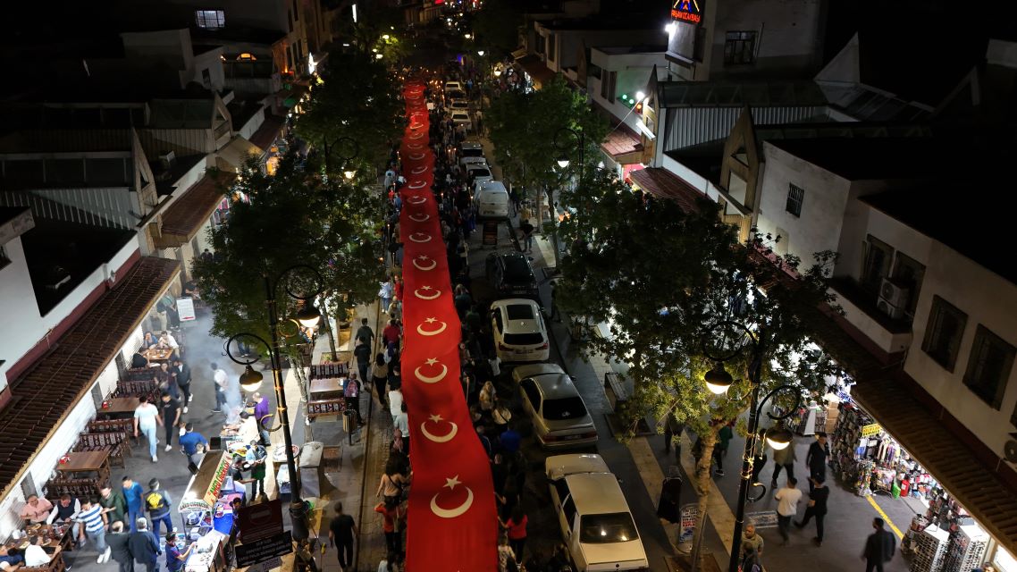 Diyarbakır’da 19 Mayıs Coşkusu: Dev Türk Bayrağıyla Tarihi Yürüyüş