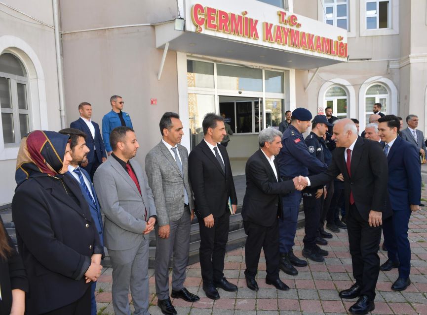 VALİ ZORLUOĞLU’NDAN ÇERMİK ÇIKARMASI: İLÇENİN NABZINI TUTTU, PROJELERİ YERİNDE İNCELEDİ