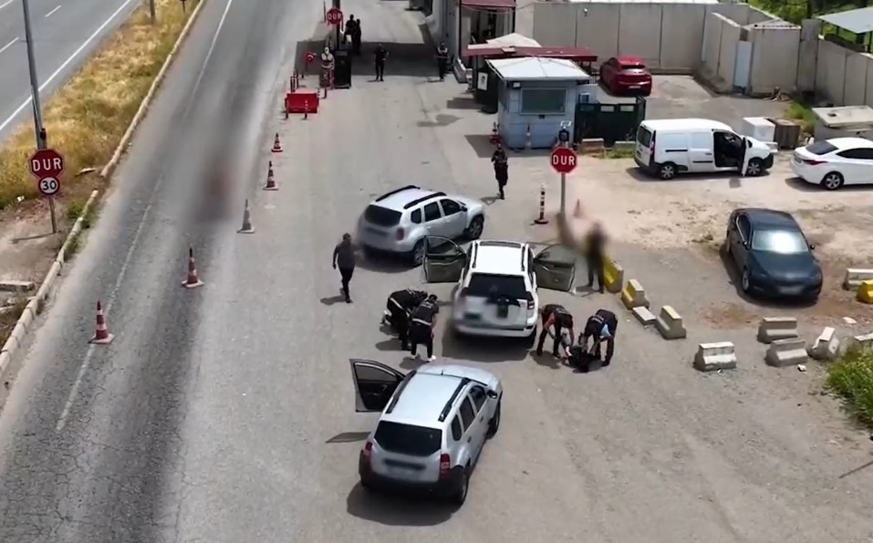 Yabancı uyruklu zehir tacirlerine Diyarbakır Narkotik Polisinden büyük darbe: 93 litre sentetik uyuşturucu ele geçirildi