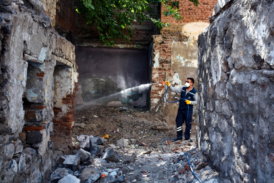 Sur’daki metruk binalarda ilaçlama yapıldı