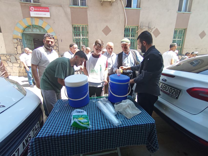 HÜDA PAR Dicle Gençlik Kolları, Sıcaktan Bunalan İlçe Halkına Şerbet İkram Etti