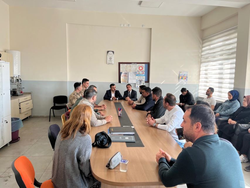 Dicle Kaymakamı Atış, ziyaret ettiği okulda öğretmenlerle bir araya geldi