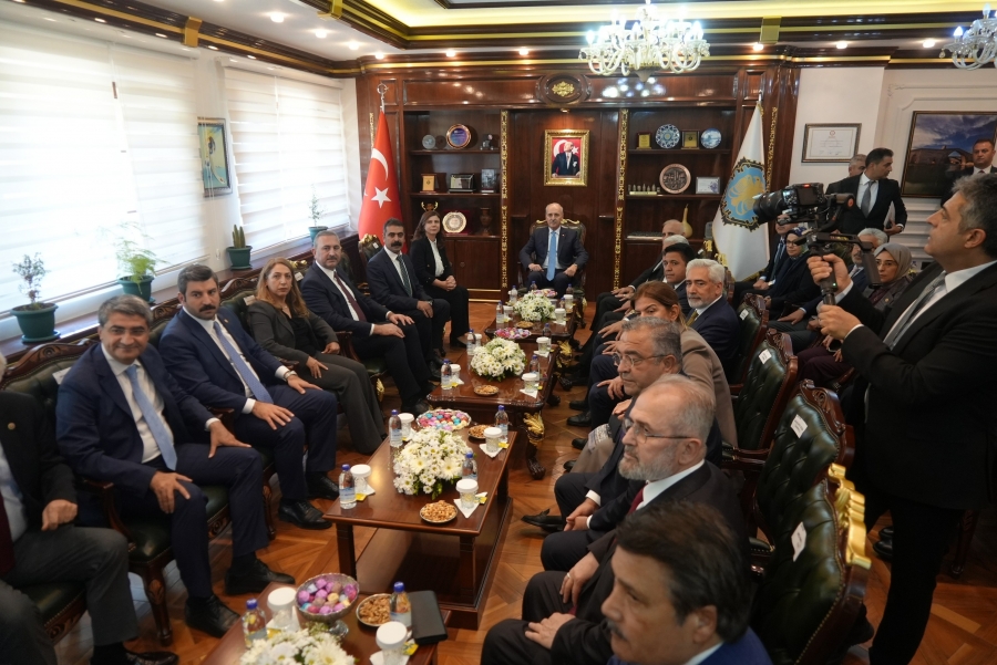 Meclis Başkanı Kurtulmuş, Diyarbakır Büyükşehir Belediyesini ziyaret etti